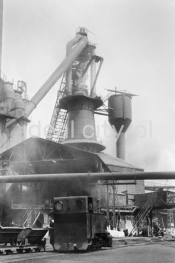 Kombinat metalurgiczny im. Lenina, rejon Wielkiego Pieca, widoczny odpylacz, fragment gazociągu z platformą oraz bocznica kolejowa, koniec lat 50. XXw.

fot. Henryk Makarewicz/idealcity.pl


