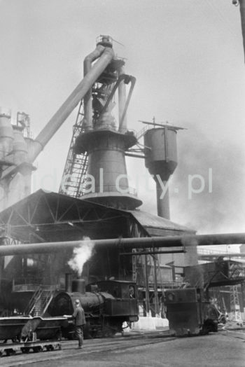 Kombinat metalurgiczny im. Lenina, rejon Wielkiego Pieca, widoczny odpylacz, fragment gazociągu z platformą oraz bocznica kolejowa, koniec lat 50. XXw.

fot. Henryk Makarewicz/idealcity.pl

