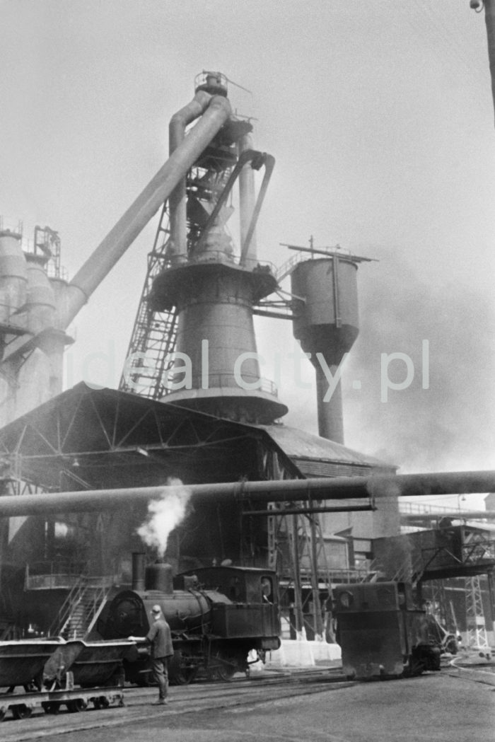 Lenin Metallurgical Combine, Blast Furnace Plant; visible in the picture are a dust collector, gas pipeline with a platform and a railway siding. Late 1950s.

Kombinat metalurgiczny im. Lenina, rejon Wielkiego Pieca, widoczny odpylacz, fragment gazociągu z platformą oraz bocznica kolejowa, koniec lat 50. XX w.

Photo by Henryk Makarewicz/idealcity.pl

