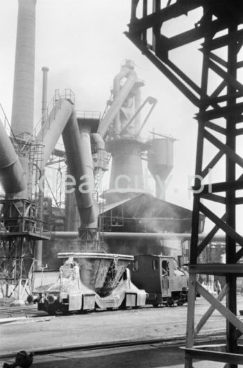 Kombinat metalurgiczny im. Lenina, rejon Wielkiego Pieca, widoczny odpylacz, fragment gazociągu z platformą oraz bocznica kolejowa, koniec lat 50.

fot. Henryk Makarewicz/idealcity.pl


