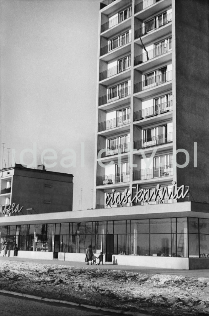 A ten-storey building (erected after 1957) with the pavillion “Ciastkarnia Bambo” housing shops on the D-31 (Centrum D) Estate. Late 1950s.

Dziesięciopiętrowy punktowiec (wybudowany po 1957 roku) z pawilonem handlowo-usługowym Ciastkarnią 