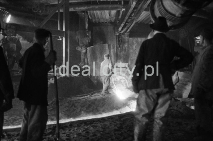 Tapping pig iron from the blast furnace, Chorzów. 6th December 1948.

Spust surówki wielkopiecowej, Chorzów. 6.12.1948

Photo by Henryk Makarewicz/idealcity.pl

