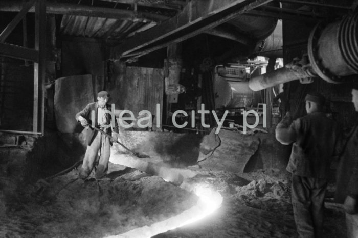 Tapping pig iron from the blast furnace, Chorzów. 6th December 1948.

Spust surówki wielkopiecowej, Chorzów. 6.12.1948

Photo by Henryk Makarewicz/idealcity.pl

