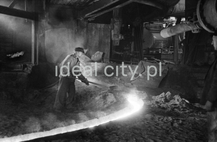 Tapping pig iron from the blast furnace, Chorzów. 6th December 1948.

Spust surówki wielkopiecowej, Chorzów. 6.12.1948

Photo by Henryk Makarewicz/idealcity.pl

