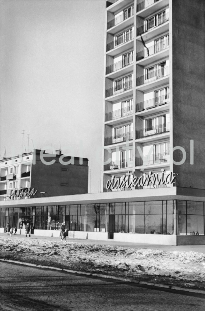 A ten-storey building (erected after 1957) with the pavillion “Ciastkarnia Bambo” housing shops on the D-31 (Centrum D) Estate. Late 1950s.

Dziesięciopiętrowy punktowiec (wybudowany po 1957 roku) z pawilonem handlowo-usługowym Ciastkarnią 