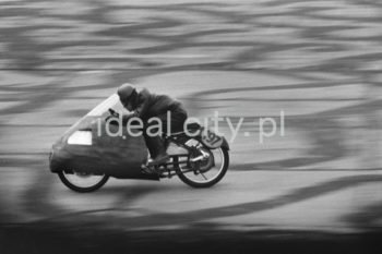 Zawody motocyklowe na pasie dawnego lotniska w Czyżynach. Lata 50. XXw.

fot. Wiktor Pental/idealcity.pl

