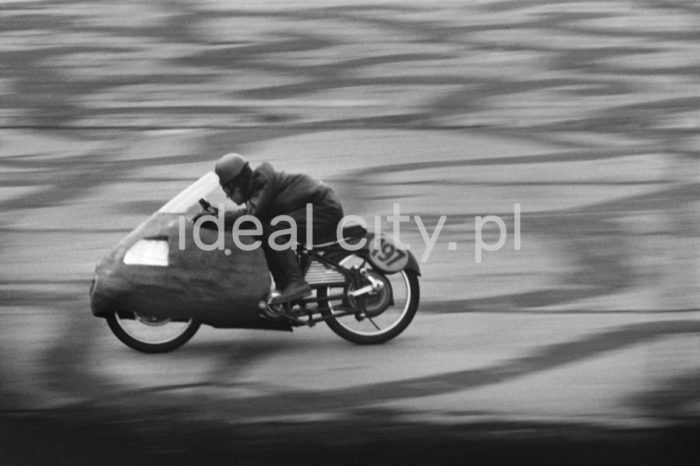 Motocycle race at the old airport in Czyżyny. 1950s.

Zawody motocyklowe na pasie dawnego lotniska w Czyżynach. Lata 50. XX w.

Photo by Wiktor Pental/idealcity.pl

