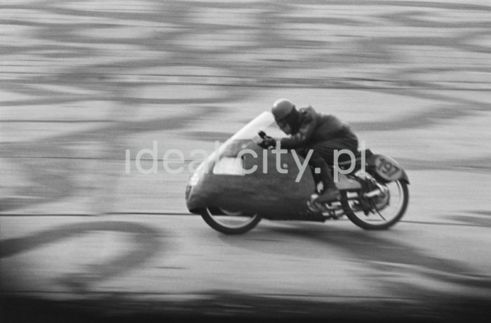 Wyścig motocyklowy na pasie startowym lotniska w Czyżynach.

fot. Wiktor Pental/idealcity.pl