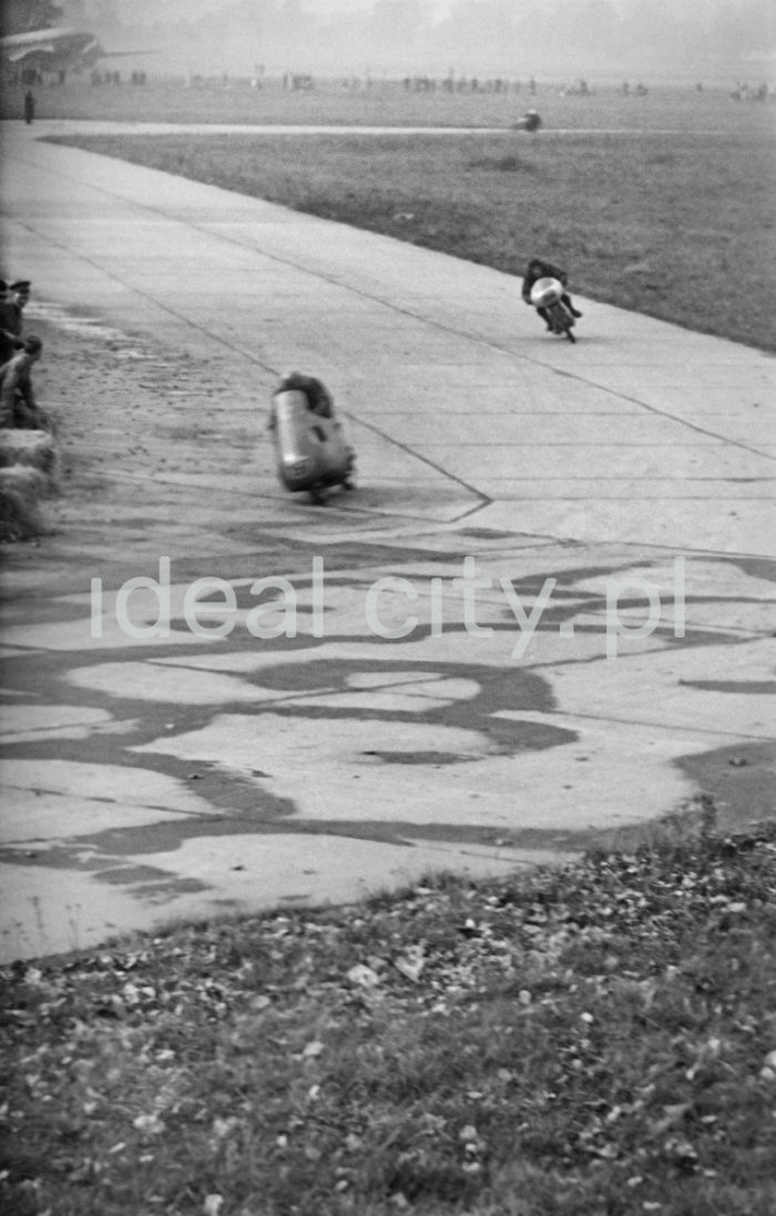 Motocycle race at the old airport in Czyżyny. 1950s.

Zawody motocyklowe na pasie dawnego lotniska w Czyżynach. Lata 50. XX w.

Photo by Wiktor Pental/idealcity.pl
