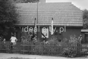 Żałoba, Mogiła. Lata 50. XXw.

fot. Wiktor Pental/idealcity.pl
