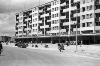 Osiedle B-32 (Szklane Domy) z modernistycznym blokiem szwedzkim, widok w kierunku osiedli C-32 (Zgody) i C-33 (Urocze). Lata 60. XXw.

fot. Henryk Makarewicz/idealcity.pl
