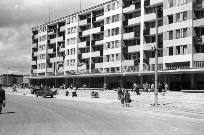 The B-32 (Szklane Domy) Estate with the modernist Swedish block, view towards the C-32 (Zgody) and C-33 (Urocze) Estates. 1960s.

Osiedle B-32 (Szklane Domy) z modernistycznym blokiem szwedzkim, widok w kierunku osiedli C-32 (Zgody) i C-33 (Urocze). Lata 60. XX w.

Photo by Henryk Makarewicz/idealcity.pl
