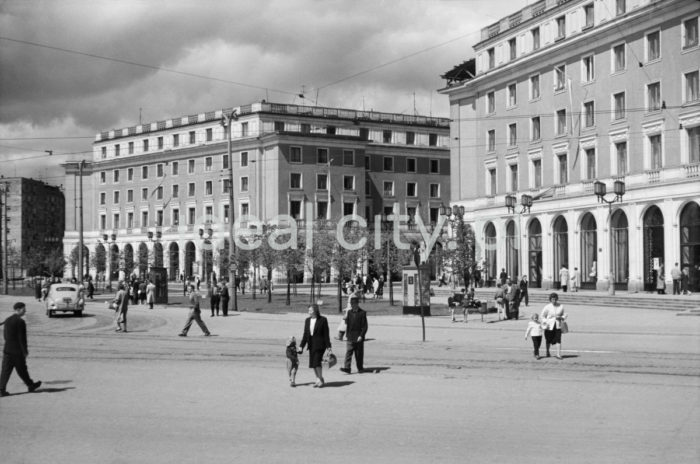 Plac Centralny. Widok od strony osiedla A-31 (Centrum A) w kierunku domów mieszkalnych na osiedlach B-31 i C-31 (Centrum B i Centrum C), l.50.XX w.

fot. Henryk Makarewicz/idealcity.pl
