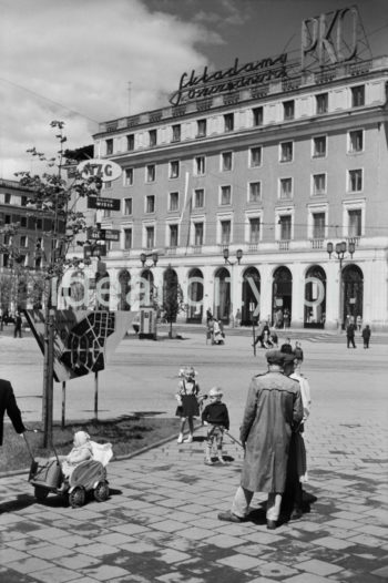 Plac Centralny. View from the A-31 (Centrum A) Estate towards buildings on the B-31 and C-31 (Centrum B and Centrum C) Estates; the road sign visible in the picture shows the urban layout, information on services and directions to a restaurant and a café. 1950s.

Plac Centralny. Widok od strony osiedla A-31 (Centrum A) w kierunku domów na osiedlach B-31 i C-31 (Centrum B i Centrum C), na drogowskazie widoczna na zdjęciu widoczna tablica ze schematem urbanistycznym, informacje o punktach usługowych oraz tabliczki z kierunkiem dojścia do restauracji i kawiarni, lata 50.

Photo by Henryk Makarewicz/idealcity.pl

