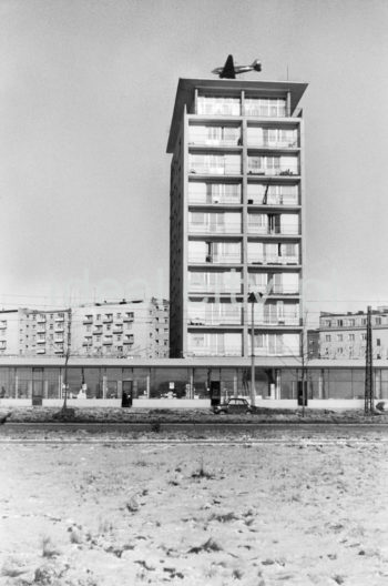 Block no. 7 on the Centrum D (D-31) Estate, designed by Kazimierz Chodorowski, Stefan Golonka, Anna Anlauf and Michał Wędziagolski, 32 flats (78 rooms), nine floors, a pavilion housing shops on the ground floor and four ateliers for artists.

Blok nr 7 na osiedlu Centrum D (D-31), proj. Kazimierz Chodorowski, Stefan Golonka, Anna Anlauf i Michał Wędziagolski, 32 mieszkania (78 izb), dziewięć kondygnacji, pawilon handlowy w części parterowej i cztery pracownie artystyczne.

Photo by Henryk Makarewicz/idealcity.pl

