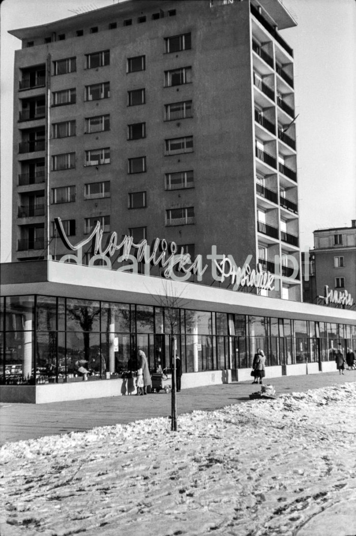 D-31 (Centrum D) Estate. The ten-storey block (built after 1957) with the Ciastkarnia Bambo pavilion housing services and shops, nicknamed “helicopter,” was erected in the post-thaw period on the D-31 (Centrum D) Estate, following the design by Kazimierz Chodorowski and Stefan Golonka. Second half of the 1950s.

Osiedle D-31 (Centrum D). Dziesięciopiętrowy punktowiec (wybudowany po 1957 roku) z pawilonem handlowo-usługowy „Ciastkarnią Bambo” , tzw. helikopter zbudowany w okresie poodwilżowym na osiedlu D-31 (Centrum D) wg. Proj. architektów Kazimierza Chodorowskiego i Stefana Golonki, II poł. l. 50. XX w.

Photo by Henryk Makarewicz/idealcity.pl
