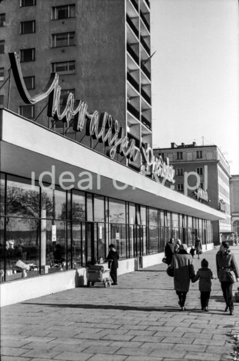 D-31 (Centrum D) Estate. The ten-storey block (built after 1957) with the Ciastkarnia Bambo pavilion housing services and shops, nicknamed “helicopter,” was erected in the post-thaw period on the D-31 (Centrum D) Estate, following the design by Kazimierz Chodorowski and Stefan Golonka. Second half of the 1950s.

Osiedle D-31 (Centrum D). Dziesięciopiętrowy punktowiec (wybudowany po 1957 roku) z pawilonem handlowo-usługowy „Ciastkarnią Bambo” , tzw. helikopter zbudowany w okresie poodwilżowym na osiedlu D-31 (Centrum D) wg. Proj. architektów Kazimierza Chodorowskiego i Stefana Golonki, II poł. l. 50. XX w.

Photo by Henryk Makarewicz/idealcity.pl
