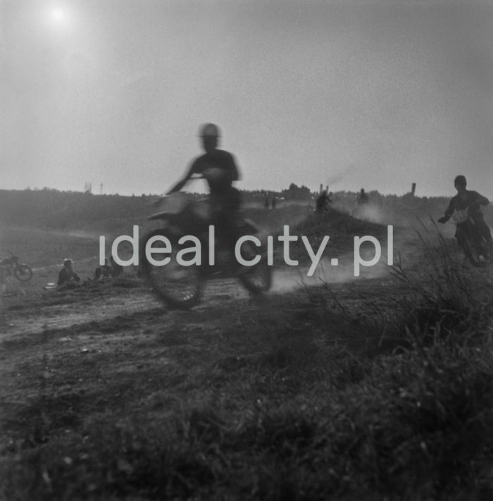 Zawody motocyklowe na nowohuckiej skarpie między szpitalem im. Żeromskiego a osiedlem Centrum E., około 1954r.

fot. Wiktor Pental/idealcity.pl

