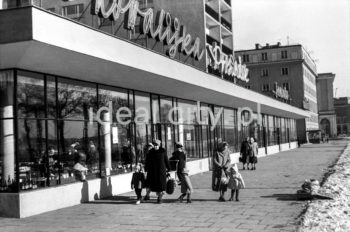 The pavilion housing services and shops on the D-31 Estate connected with the block no. 7 – view from the John Paul II Alley (Jana Pawła II) towards Plac Centralny.

Pawilon handlowy przy osiedlu D-31 połączony z blokiem nr 7 – widok od strony Jana Pała II w stronę placu Centralnego.

Photo by Henryk Makarewicz/idealcity.pl

