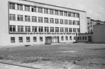Primary School on the Słoneczne Estate.

Szkoła podstawowa na Osiedlu Słonecznym.

Photo by Henryk Makarewicz/idealcity.pl

