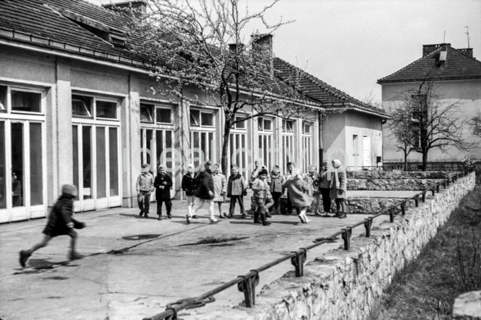 Kindergarten on the Krakowiaków Estate. 1950s.

Przedszkole na Osiedlu Krakowiaków. Lata 50. XX w.

Photo by Henryk Makarewicz/idealcity.pl

