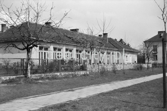 Przedszkole na Osiedlu Krakowiaków. Lata 50. XXw.


fot. Henryk Makarewicz/idealcity.pl

