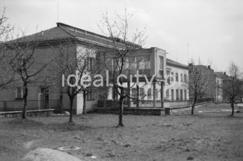 The kindergarten in Nowa Huta, Willowe Estate, view from the terrace and the estate. It was designed by architects Janusz and Marta Ingarden in 1950, and opened in 1951. 1950s.

Budynek przedszkola na Osiedlu Willowym, widok od strony tarasu i osiedla. Zaprojektowane zostało przez architektów Janusza i Martę Ingardenów w 1950 roku. Otwarte w 1951 roku. Lata 50. XX w.

Photo by Henryk Makarewicz/idealcity.pl
