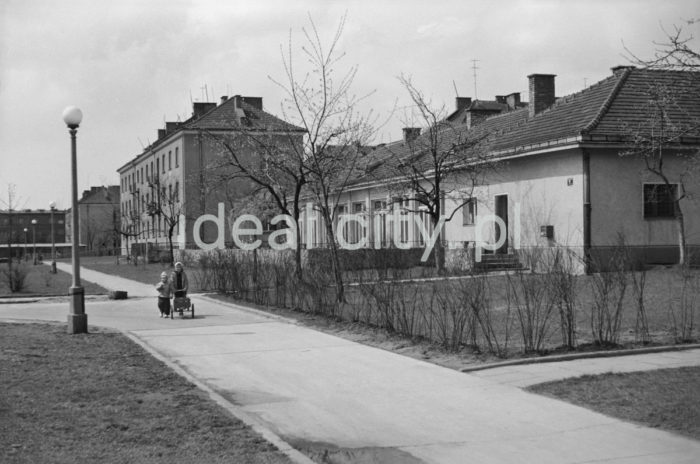 Przedszkole na Osiedlu Krakowiaków. Lata 50. XXw.

fot. Henryk Makarewicz/idealcity.pl

