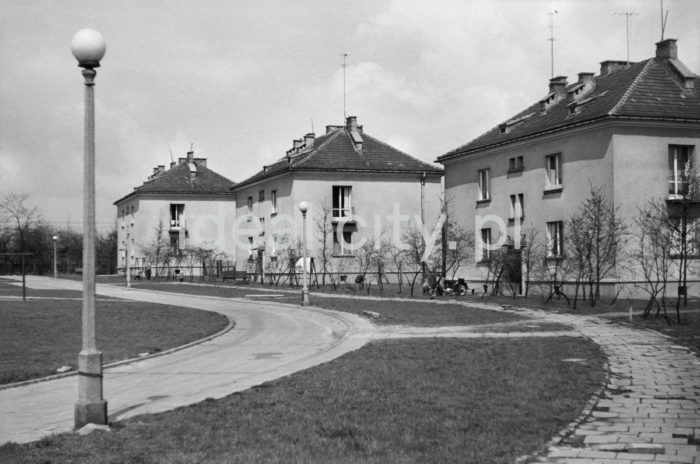 Residential buildings on the Krakowiaków Estate. 1950s.

Zabudowa mieszkalna Osiedla Krakowiaków. Lata 50. XX w.

Photo by Henryk Makarewicz/idealcity.pl
