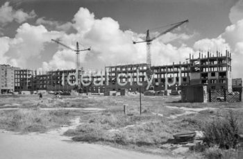 Wznoszenie budynku mieszkalnego na osiedlu C-32 (Zgody 7), widok od strony zachodniej. Charakterystyczny, modernistyczny budynek zwany „Światem Dziecka” (od nazwy sklepu). Wzniesiono go w latach 1957-1960. Projekt wykonał arch. Edmund Dąbrowski w l.1956-1957, na elewacji od strony Parku charakterystyczny był naprzemienny układ balkonów, wnętrza w pawilonach handlowo-usługowych zaprojektowała Irena Pać-Zaleśna, w tle budynek mieszkalny na osiedlu C-33 (Urocze), koniec lat 50.XX w.


fot. Henryk Makarewicz/idealcity.pl
