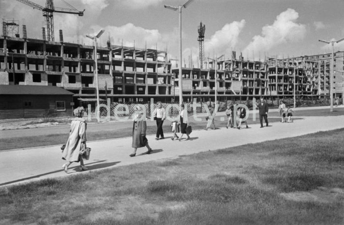 Construction of a residential building on the C-32 (Zgode 7) Estate), view from the western side. The characteristic modernist building was nicknamed Świat Dziecka (Child’s World, after a shop). It was built in 1957-60. Designed by architect Edmund Dąbrowski in 1956-7, it had a characteristic alternating balcony pattern, shop interiors were designed by Irena Pać-Zaleśna; further back a residential building on the C-33 (Urocze) Estate. 1950s.

Wznoszenie budynku mieszkalnego na osiedlu C-32 (Zgody). Po przeciwległej stronie był plac, gdzie miał powstać Ratusz Nowej Huty (nie został zrealizowany). Charakterystyczny, modernistyczny budynek zwany „Światem Dziecka” (od nazwy sklepu). Wzniesiono go w latach 1957-1960. Projekt wykonał arch. Edmund Dąbrowski w l.1956-1957, na elewacji od strony Parku charakterystyczny był naprzemienny układ balkonów, wnętrza w pawilonach handlowo-usługowych zaprojektowała Irena Pać-Zaleśna, w tle budynek mieszkalny na osiedlu C-33 (Urocze), koniec lat 50. XX w.

Photo by Henryk Makarewicz/idealcity.pl
