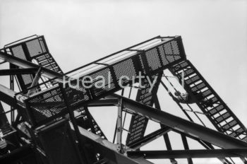 Kombinat metalurgiczny im. Lenina, rejon Wielkich Pieców, stalowe pomosty, lata 60.

fot. Henryk Makarewicz/idealcity.pl
