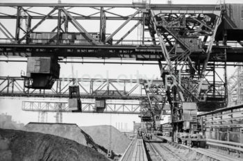 Kombinat metalurgiczny im. Lenina, rejon Wielkich Pieców, most przeładunkowy na składowisku surowców, lata 60.

fot. Henryk Makarewicz/idealcity.pl
