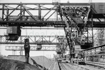 Kombinat metalurgiczny im. Lenina, rejon Wielkich Pieców, most przeładunkowy na składowisku surowców, lata 60.

fot. Henryk Makarewicz/idealcity.pl
