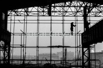 Kombinat metalurgiczny im. Lenina, fragment jednej z hal produkcyjnych, montaż rusztowań, w tle widoczne zabudowania huty, lata 60. XXw.


fot. Henryk Makarewicz/idealcity.pl

