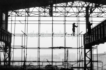 Kombinat metalurgiczny im. Lenina, fragment jednej z hal produkcyjnych, montaż rusztowań, w tle widoczne zabudowania huty, lata 60. XXw.


fot. Henryk Makarewicz/idealcity.pl

