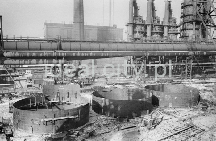 Assembly of the shell of Blast Furnace No. 3, steel shells (cargo), ca. 1956.

Montaż korpusu Wielkiego Pieca Nr 3, widoczne stalowe korpusy (cargo), około 1956 roku.

Photo by Henryk Makarewicz/idealcity.pl
