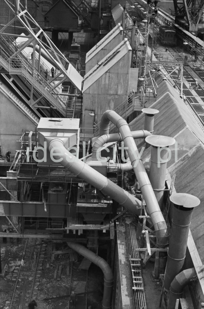 Roof of a production floor at the Lenin Metallurgical Combine.

Dach hali fabrycznej w kombinacie metalurgicznym Huta im. W. I. Lenina. 

Photo by Henryk Makarewicz/idealcity.pl
