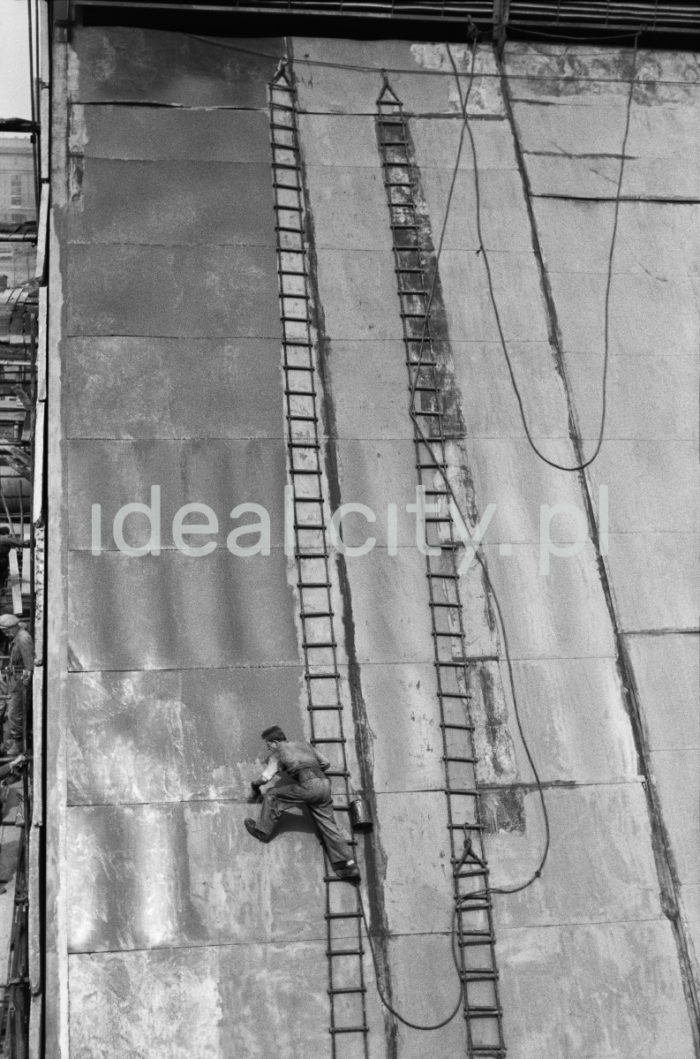 Lenin Metallurgical Combine, renovation works – painting gas or oxygen containers at the Coking Plant. 1960s.

Kombinat metalurgiczny im. Lenina, prace remontowe – malowanie zbiorników gazu lub tlenu w rejonie Koksowni, lata 60.

Photo by Henryk Makarewicz/idealcity.pl

