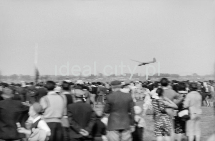 Air show in Pobiednik outside Kraków. 1950s.

Pokazy samolotowe w podkrakowskim Pobiedniku. Lata 50. XX w.

Photo by Wiktor Pental/idealcity.pl
