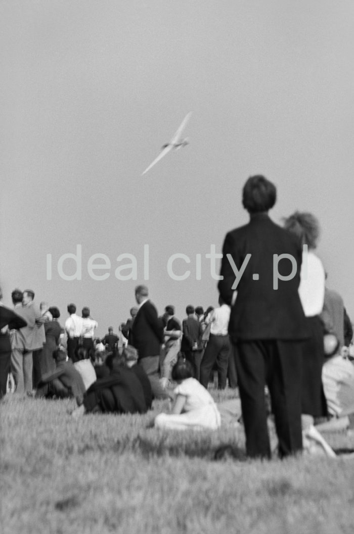 Air show in Pobiednik outside Kraków. 1950s.

Pokazy samolotowe w podkrakowskim Pobiedniku. Lata 50. XX w.

Photo by Wiktor Pental/idealcity.pl
