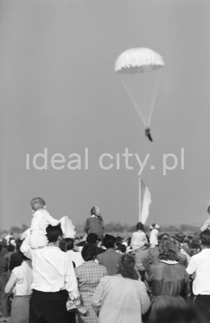 Parachute display in Pobiednik outside Kraków. 1950s.

Pokazy spadochroniarskie w podkrakowskim Pobiedniku. Lata 50. XX w.

Photo by Wiktor Pental/idealcity.pl
