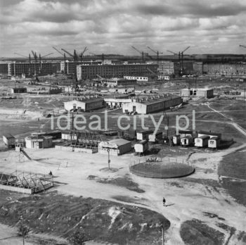 Plac budowy na osiedlu B-32 (Szklane Domy), w głębi Osiedle Słoneczne oraz Urocze, na pierwszym planie wesołe miasteczko, 1955r.

fot. Wiktor Pental/idealcity.pl
