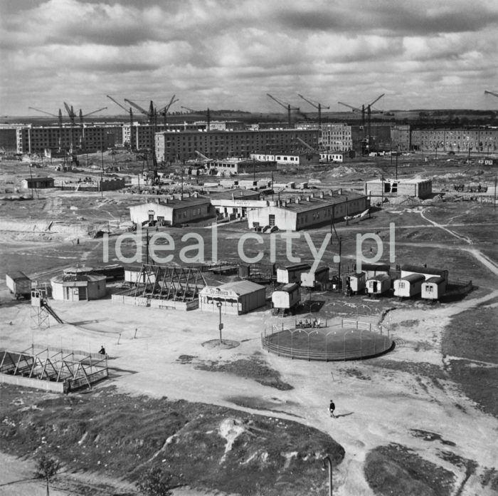 Construction site on the B-32 (Szklane Domy) Estate, in the background the Słoneczne and Urocze Estates. In the foreground a funfair. 1955.

Plac budowy na osiedlu B-32 (Szklane Domy), w głębi Osiedle Słoneczne oraz Urocze, na pierwszym planie wesołe miasteczko, 1955 r.

Photo by Wiktor Pental/idealcity.pl
