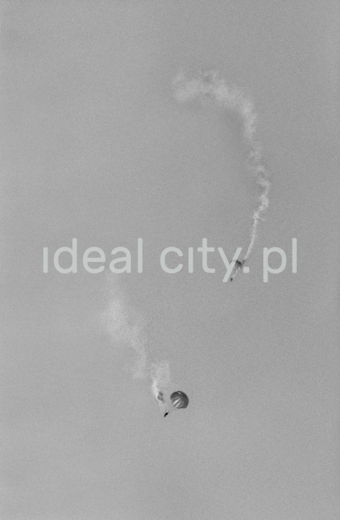 Parachute display in Pobiednik outside Kraków. 1950s.

Pokazy spadochroniarskie w podkrakowskim Pobiedniku. Lata 50. XX w.

Photo by Wiktor Pental/idealcity.pl

