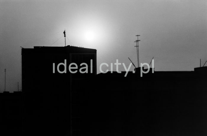 Mounting a radio antenna on a roof, Centrum D Estate. 1960s.

Montaż anteny radiowej na dachu budynku, Centrum D. Lata 60. XX w.

Photo by Henryk Makarewicz/idealcity.pl

