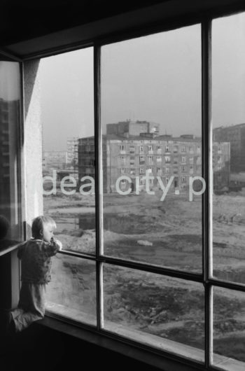 Widok z dziesięciopiętrowego punktowca tzw. helikoptera w kierunku zabudowy Osiedla Centrum D.  Ok. 1960r.

fot. Henryk Makarewicz/idealcity.pl
