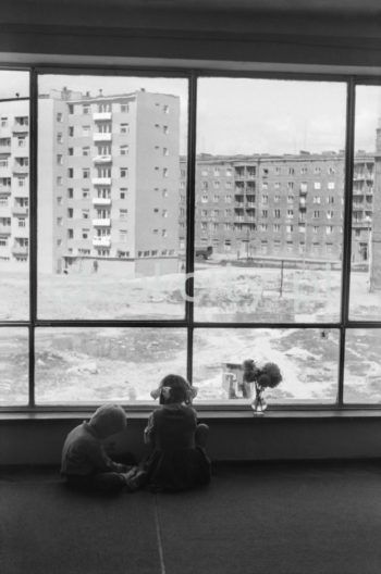 Dzieci patrzące przez okno bloku nr 7 – widoczna zabudowa alei Andersa. Lata 60te XXw.

fot. Henryk Makarewicz/idealcity.pl

