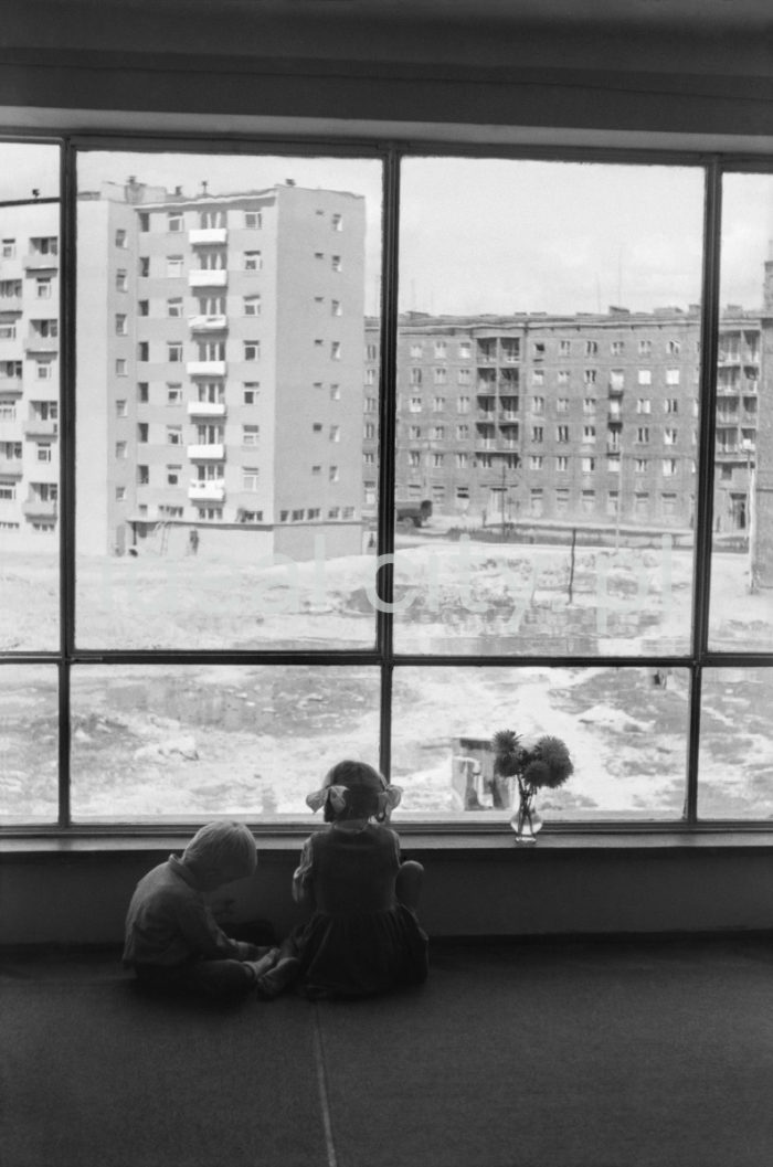 Dzieci patrzące przez okno bloku nr 7 – widoczna zabudowa alei Andersa. Lata 60te XXw.

fot. Henryk Makarewicz/idealcity.pl

