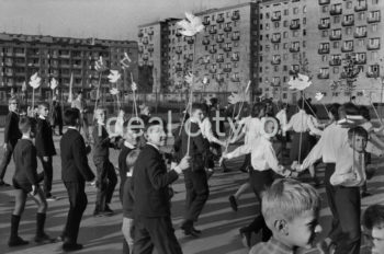 Pochód 1 majowy, lata 60. XXw., w tle blok przy Osiedlu Zgody 7.

fot. Henryk Makarewicz/idealcity.pl


